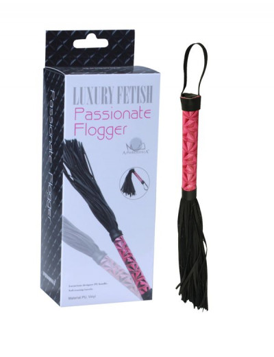 Аккуратная плетка с розовой рукоятью Passionate Flogger - 39 см.